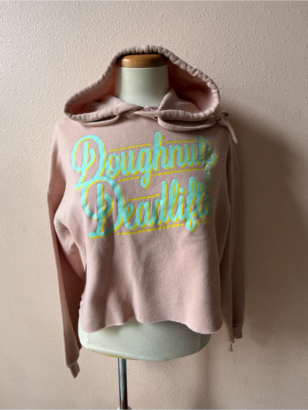 Pink Cropped Hoodie Sweatshirt with 'Doughnuts Deadlifts' Script
